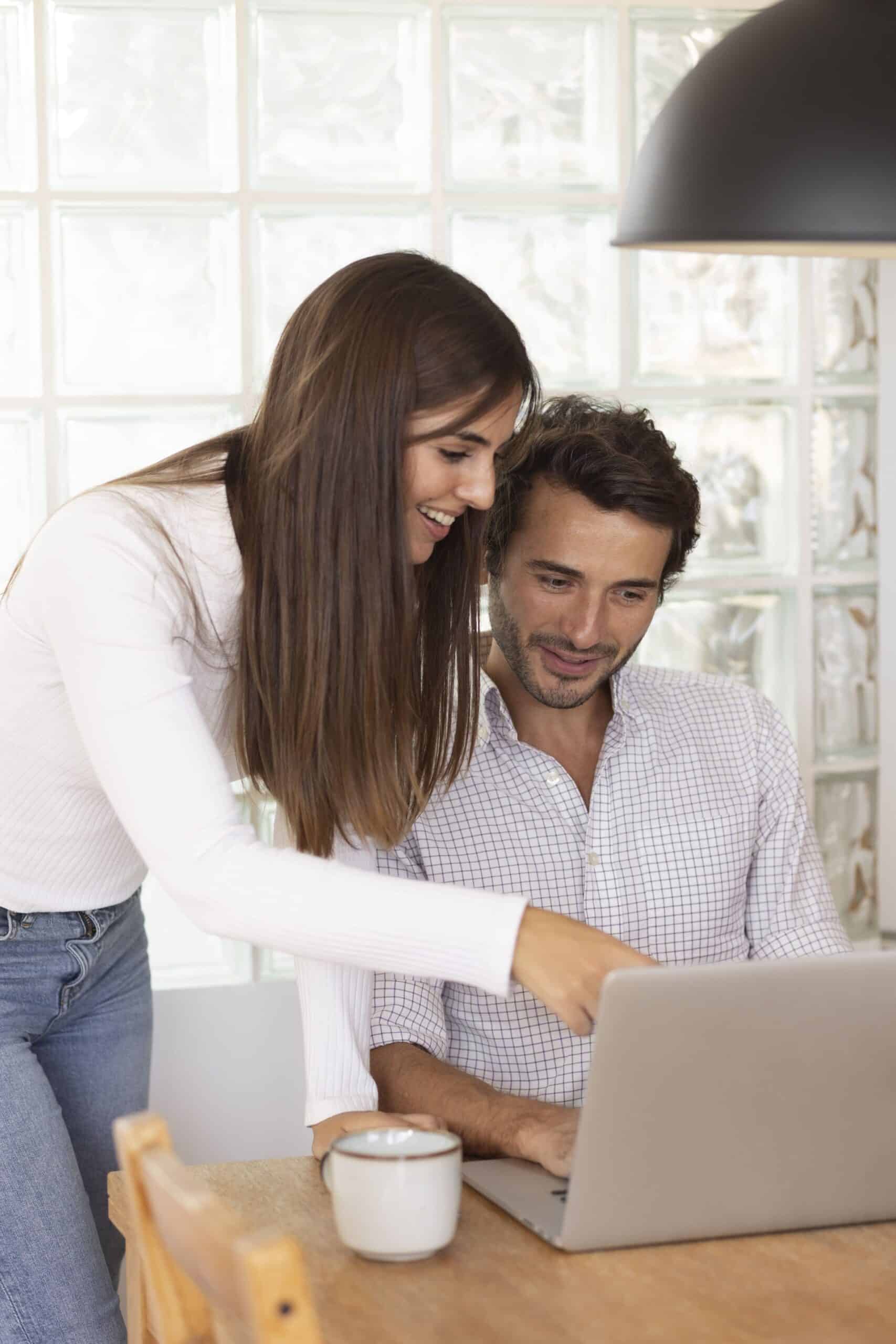 Gros Plan Sur Les Personnes Travaillant A Domicile 1 Scaled